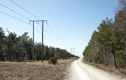 Kraftledning intill grusväg på Gotland