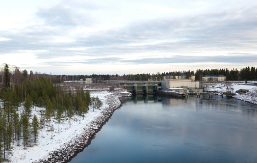 Vy över vattenkraftverket i Boden en vinterdag.