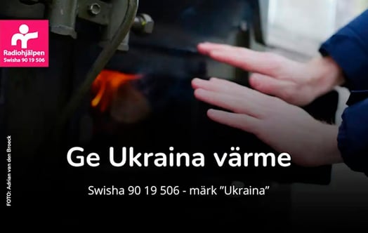Texten "Ge Ukraina värme" och bild på Radiohjälpens logotyp på en bild av två händer som sträcks fram mot eld.