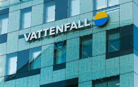 Vattenfalls logotyp på den gröna glasfasaden på företagets huvudkontor i Solna.