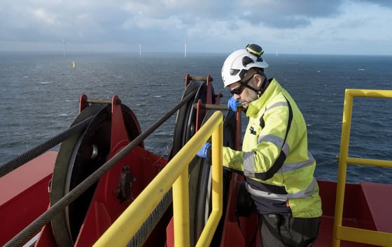 En man som arbetar med installation av vindkraftverk i en havsbaserad park