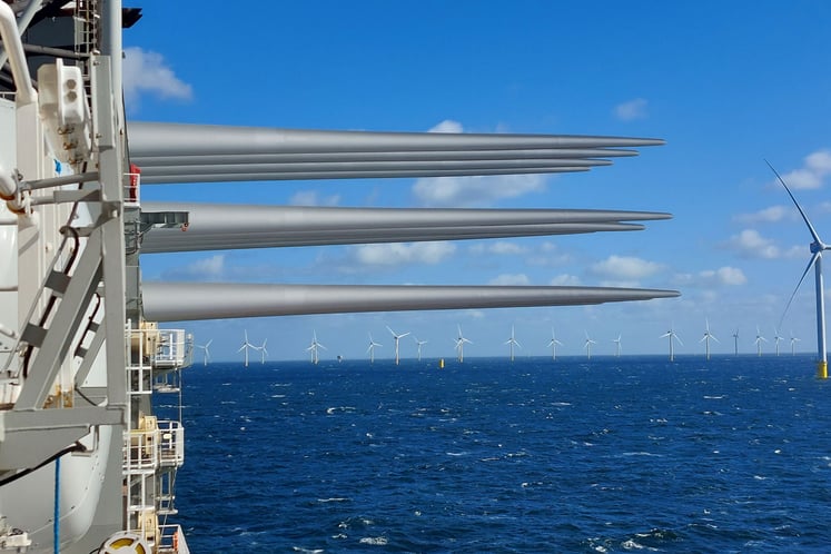Cadelers installationsfartyg Wind Osprey, som bär turbinbladen som ska installeras senare. Foto: Vattenfall/Charles Walker