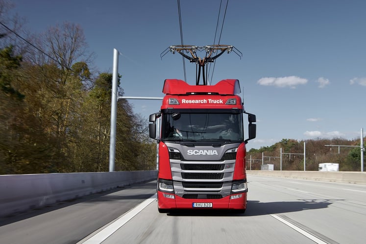 Scanias R 450-lastbil har försetts med strömavtagare i samarbete med tyska Siemens.