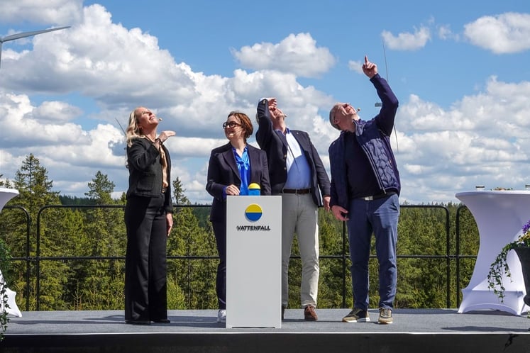 Ulrika Ritzén, Anna Borg, Markus Kyllenbeck och Martin Lundstedt står på en scen under invigningen av Bruzaholms vindkraftspark i Eksjö kommun. Ulrika Ritzén, Anna Borg, Markus Kyllenbeck och Martin Lundstedt står på en scen under invigningen av Bruzaholms vindkraftspark i Eksjö kommun.