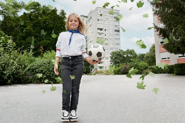 En flicka som håller en fotboll