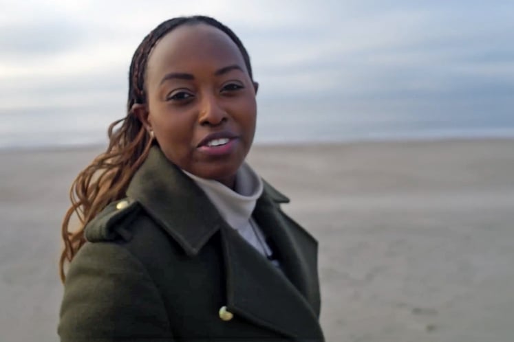 Kvinna på en strand.