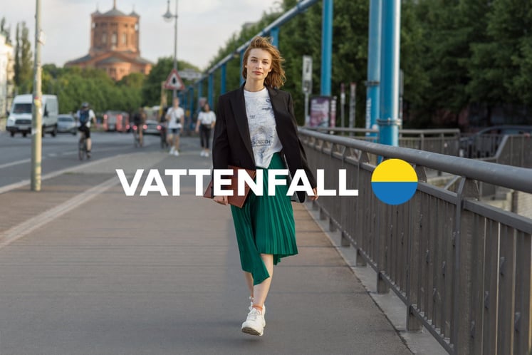 Vattenfalls logotyp på en bild av en kvinna på promenad i Berlin