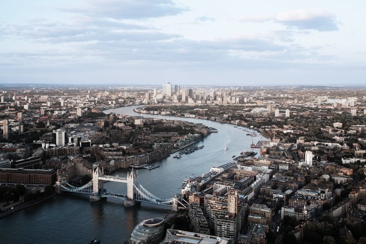 Utsikt över Themsen och Tower Bridge i London