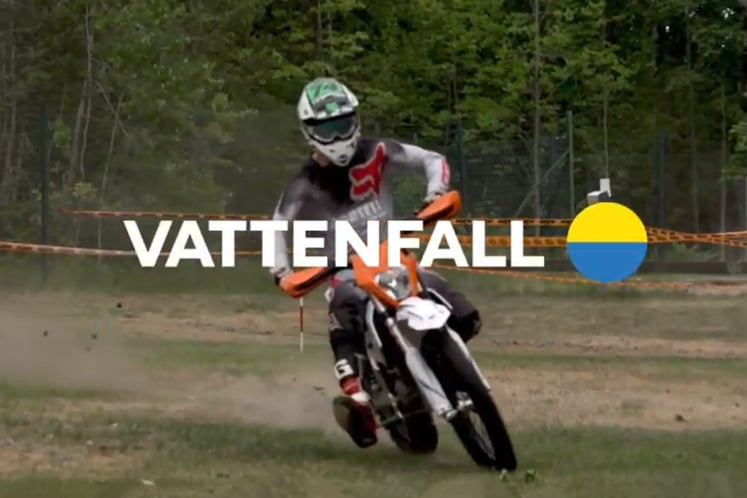 Vattenfall-föraren Michael Stork på den eldrivna enduromotorcykeln
