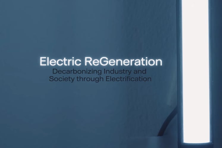 Texten Electric ReGeneration på blå bakgrund (skärmavbild från video)