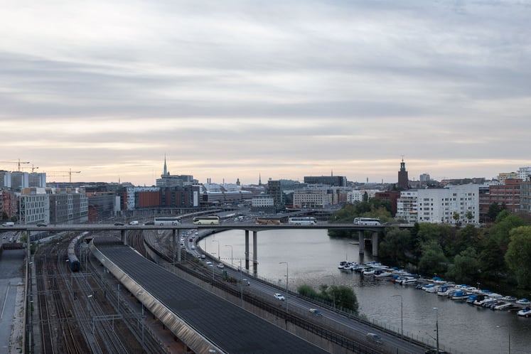 Byggnader och järnvägsspår vid Barnhusviken i centrala Stockholm