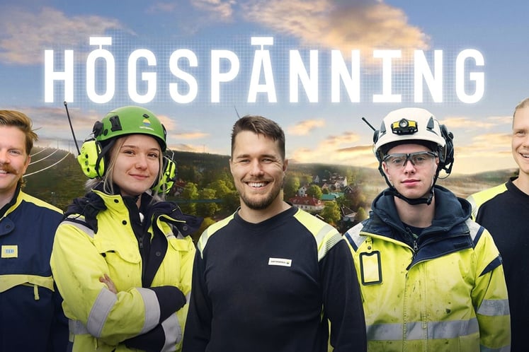Personer i skyddskläder med texten ”Högspänning” i bakgrunden.