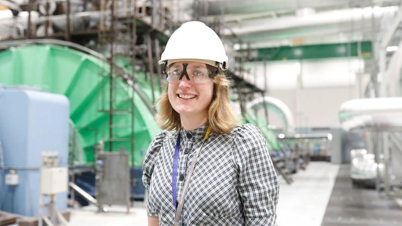 Matilda Hjelmberg framför turbinen på 934 megawatt vid Ringhals 4. Foto Elisabeth Rehn.