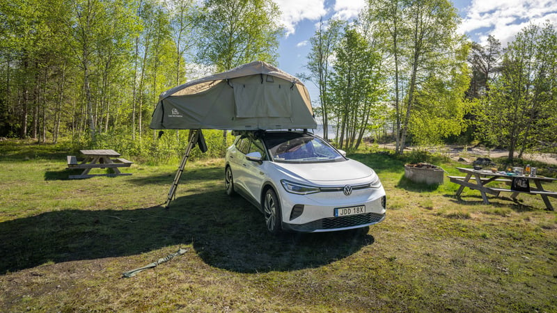 Resan hade inte varit görbar utan stöd från Volkswagen som lånade ut en ID.4 och Taktältarna som lånade ut ett tält till Ebba och Emmet. 