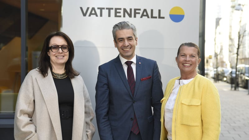 Energiminister Khashayar Farmanbar (S) besökte Vattenfalls kontor i Solna. Till vänster, Vattenfalls vd Anna Borg, samt Vattenfalls Eldistributions vd Annika Viklund till höger