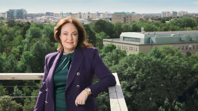 Anna Borg, Vattenfalls vd, står lutad mot ett räcke på en balkong, med hus och grönskande träd i bakgrunden. Anna Borg, Vattenfalls vd, står lutad mot ett räcke på en balkong, med hus och grönskande träd i bakgrunden.