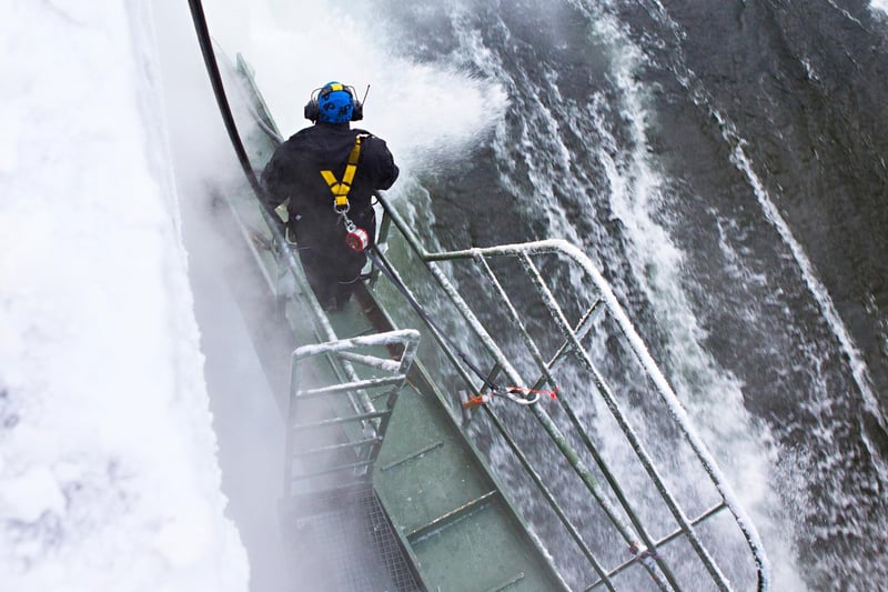 En medarbetare på vattenkraftsstationen i Boden i vinterlandskap. En medarbetare på vattenkraftsstationen i Boden i vinterlandskap.