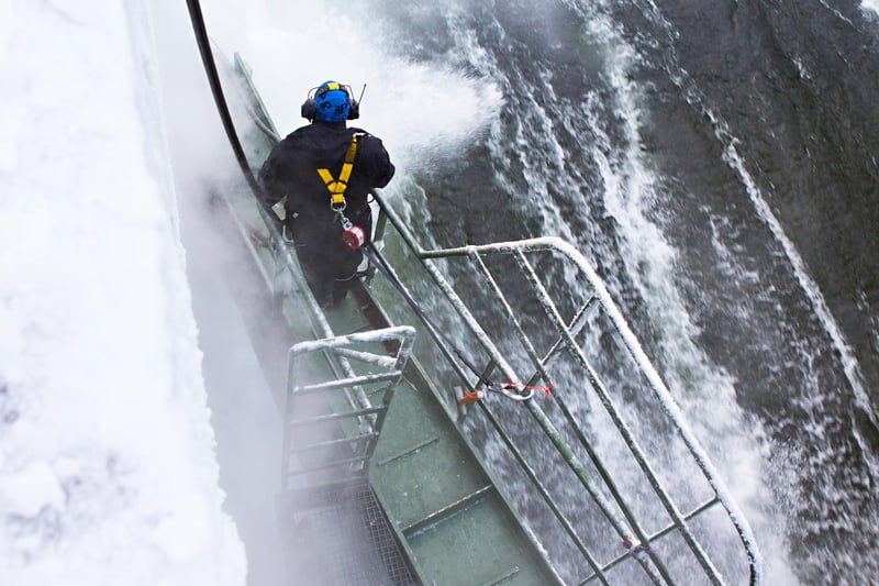 En medarbetare på vattenkraftsstationen i Boden i vinterlandskap.