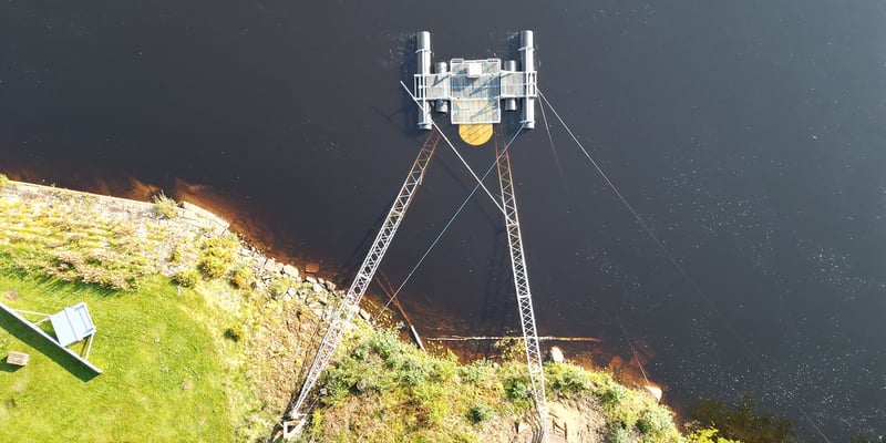 En stor pump som leder fisk förbi ett vattenkraftverk. Foto: Jesper Myhr
