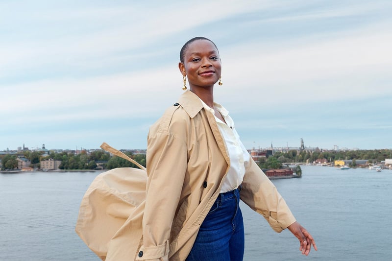 Kvinna på promenad i Stockholm