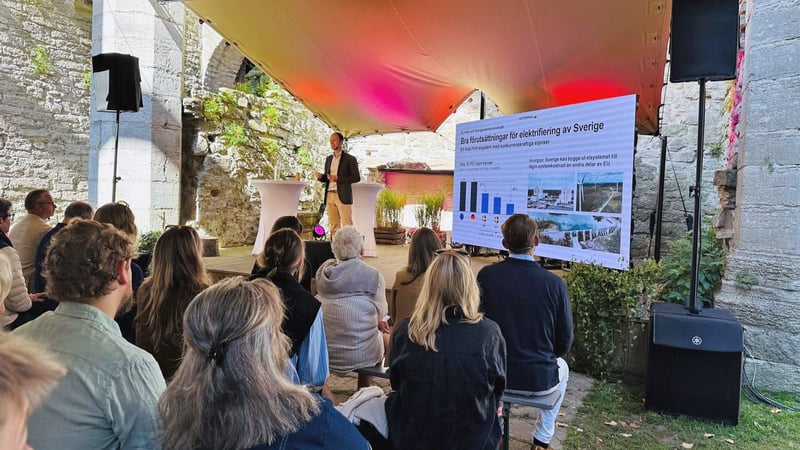 Martin Vallstrand, chef för affärsutveckling på Vattenfall, talar på seminariet ”Från fossiltid till framtid – så kan vi investera för konkurrenskraft Martin Vallstrand, chef för affärsutveckling på Vattenfall, talar på seminariet ”Från fossiltid till framtid – så kan vi investera för konkurrenskraft