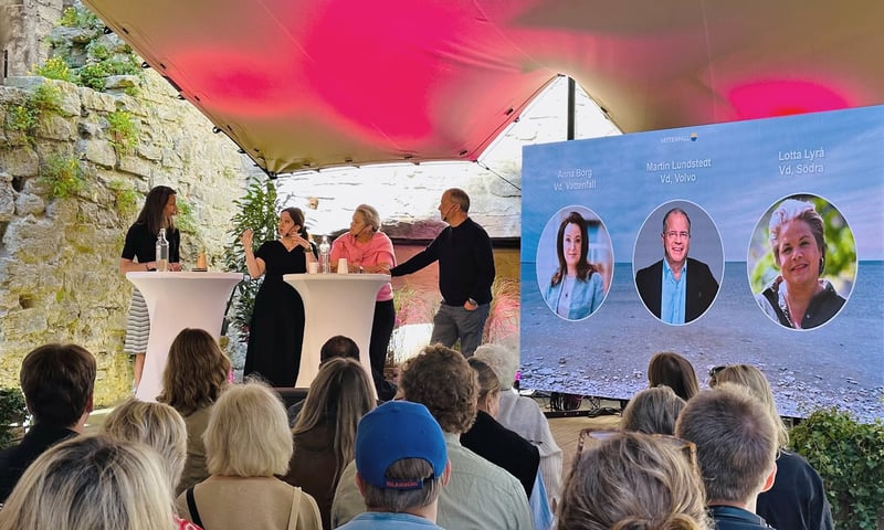 Moderator Mia Odabas och panelmedlemmarna Anna Borg, Martin Lundstedt, Lotta Lyrå på scen i Almedalen Moderator Mia Odabas och panelmedlemmarna Anna Borg, Martin Lundstedt, Lotta Lyrå på scen i Almedalen