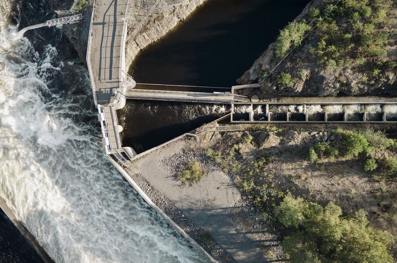 Vattenkraftverk med fisktrappa sett från luften