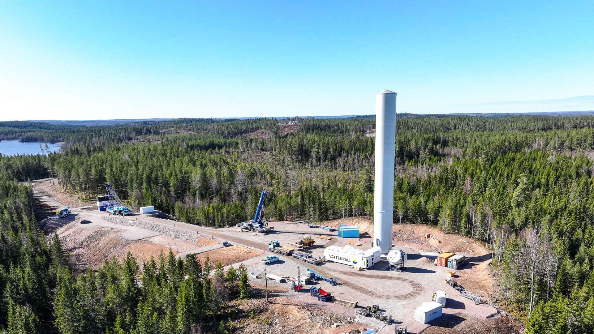 Byggplats med halvfärdigt vindkraftverk.
