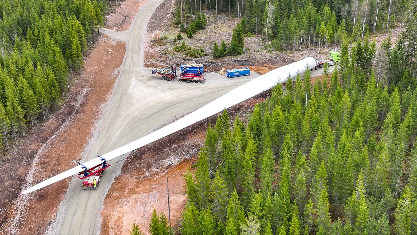 100 meter lång vägtransport av vindturbinblad