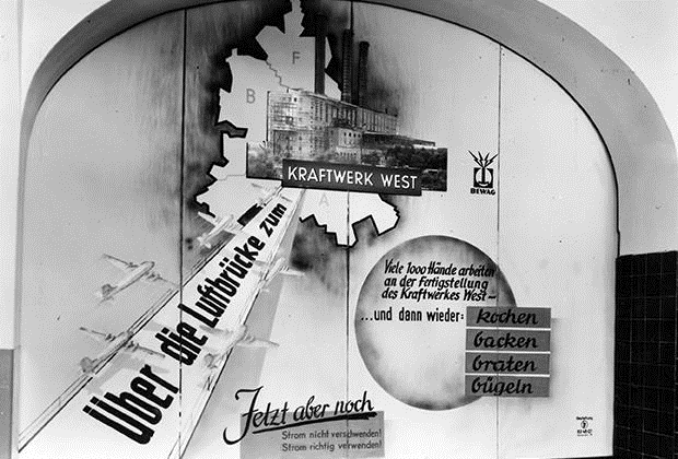 Poster calling to reduce electricity consumption during the airlift, posted in U-Bahn stations in April 1949.png