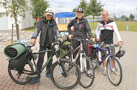 John Engström, Helene Engström och Lars Gunnar Karlander tog en cykelpaus på Infocenter 