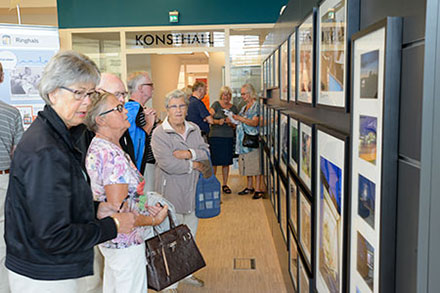 Besökare tittar på utställningen