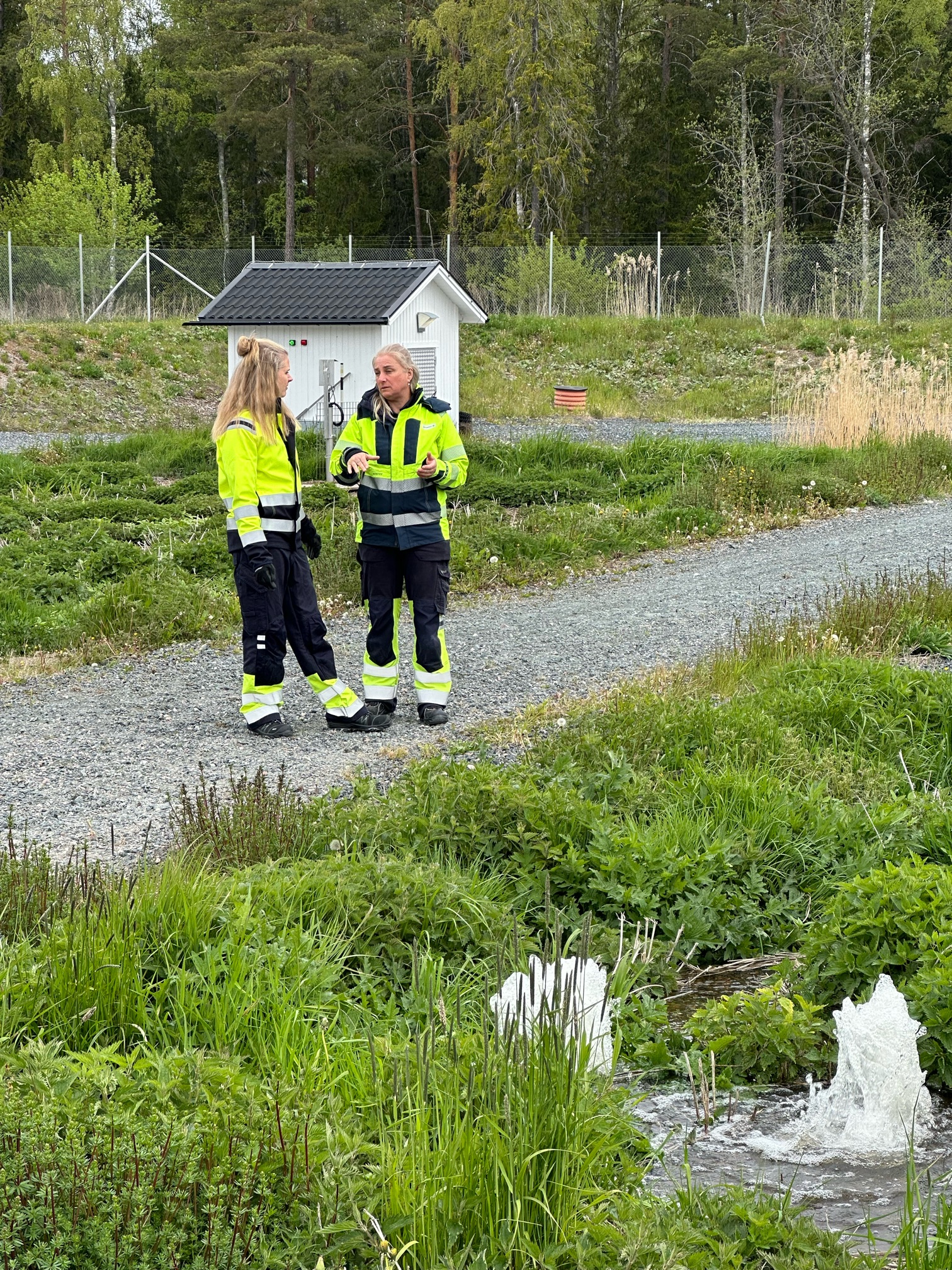 Jennifer och Jessica vid Vattenreningsverket