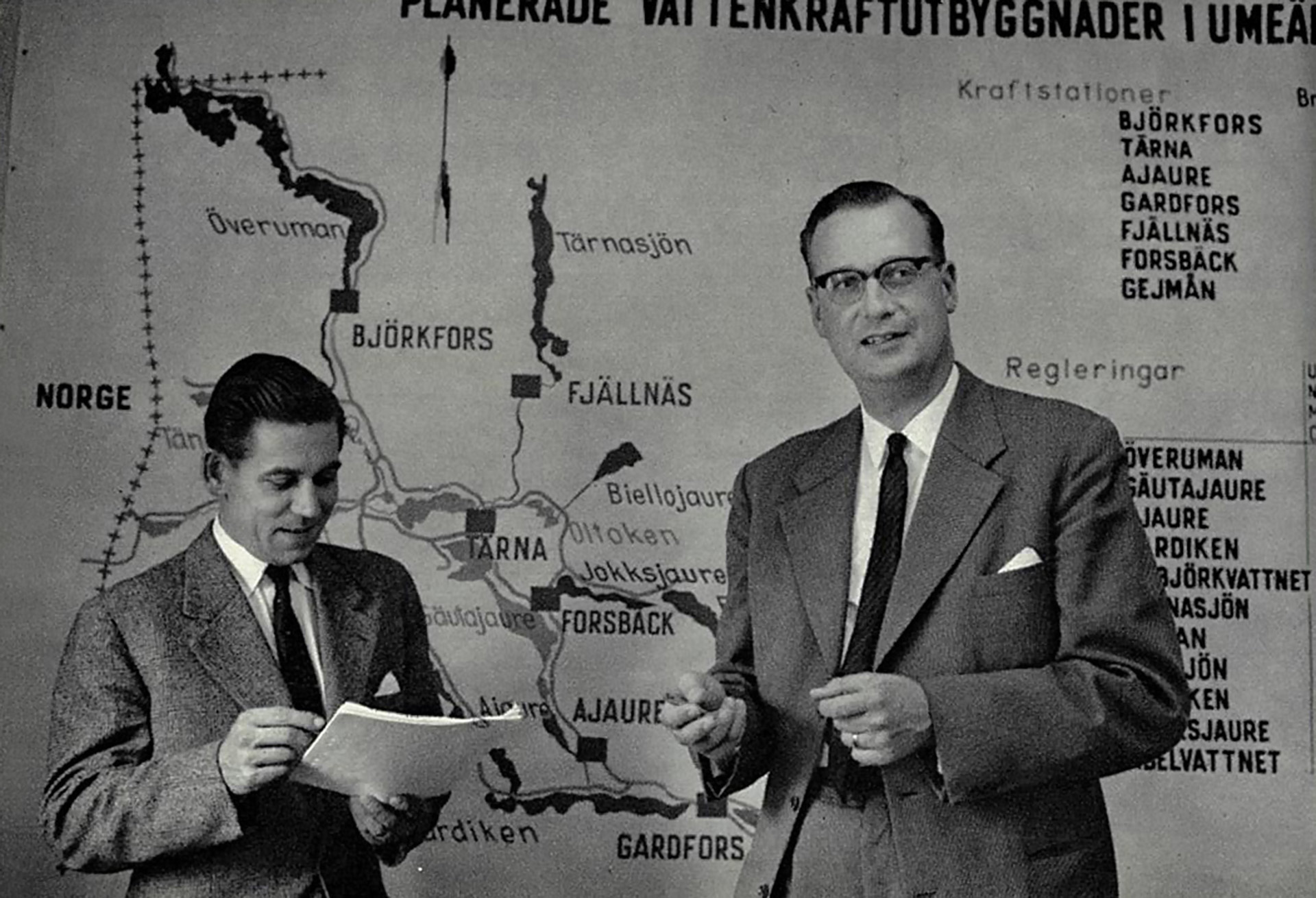 Two men planning work in Umeälven. Photo: Lennart Nilsson