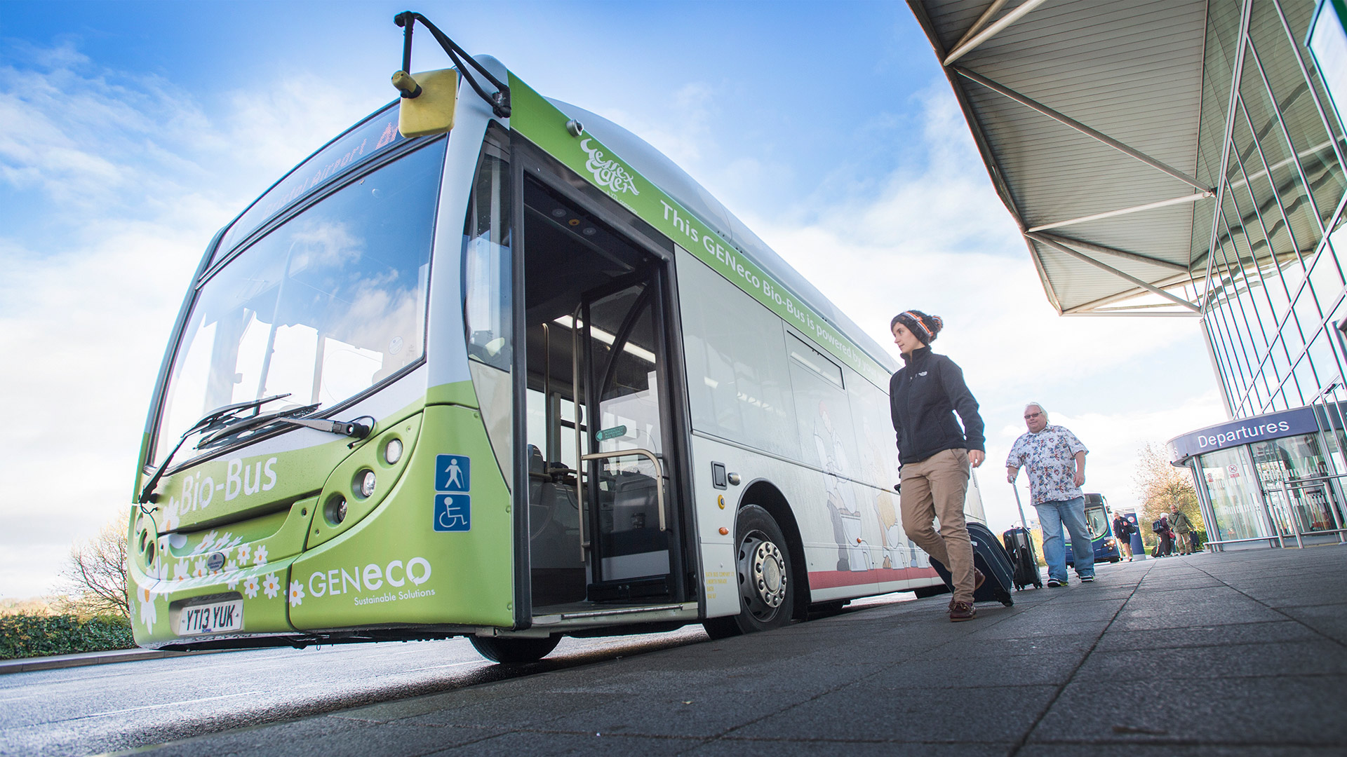 Storbritanniens första bajsdrivna buss plockar upp resenärer på flygplatsen i Bristol