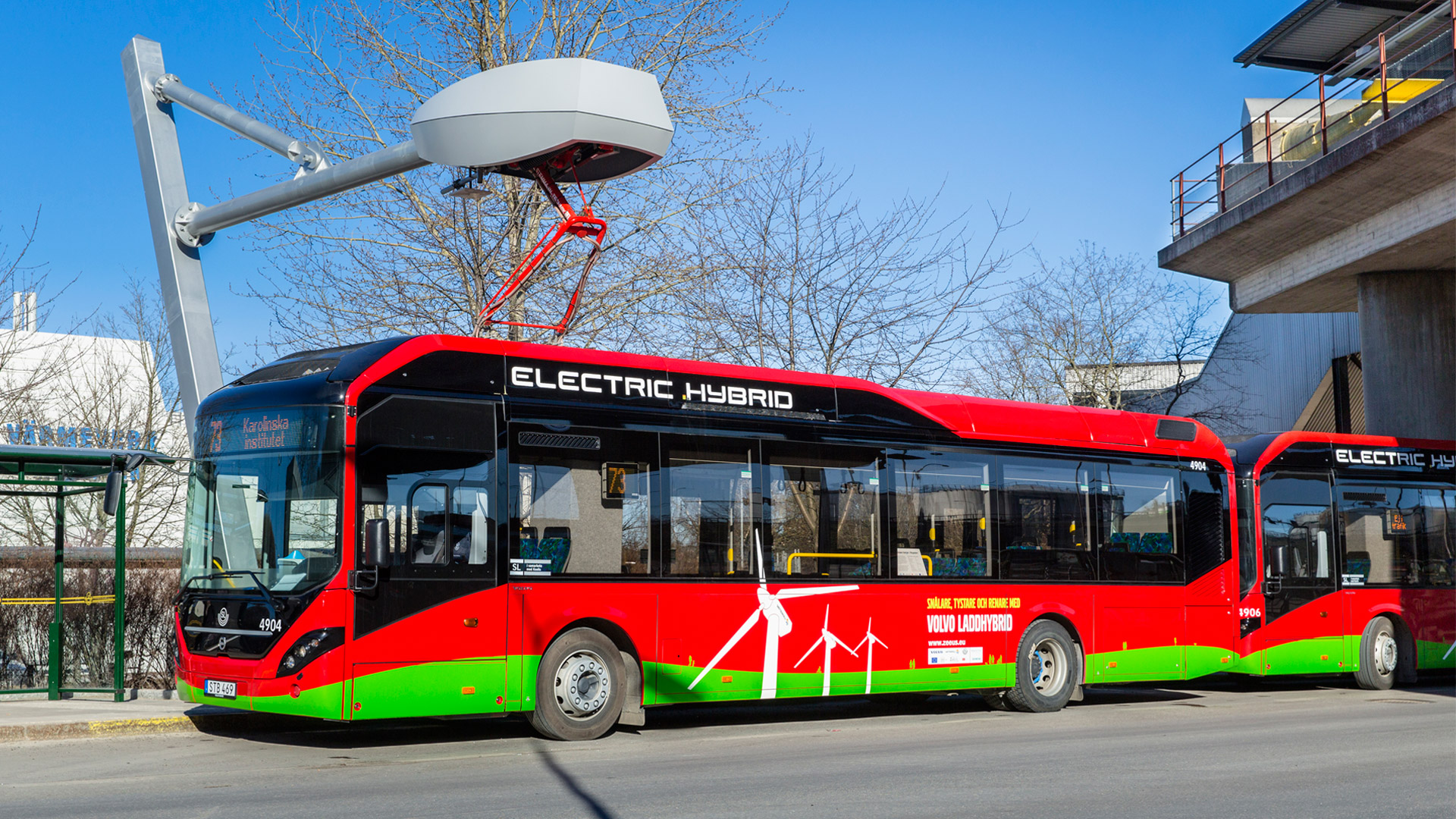 Stockholms nya hybridbuss vid laddningsstationen