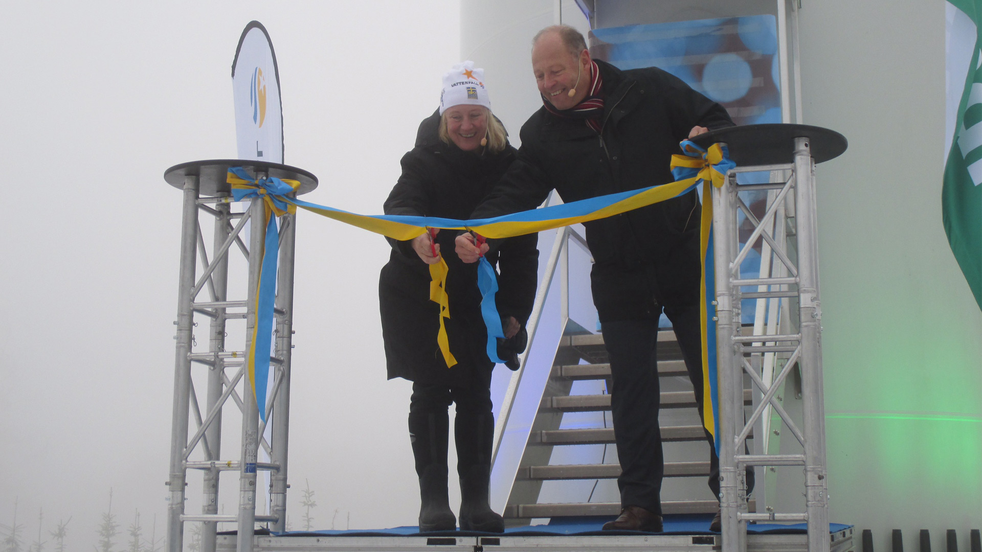 Representanter från Vattenfall och Skandia klipper bandet på invigningen av Höge Väg