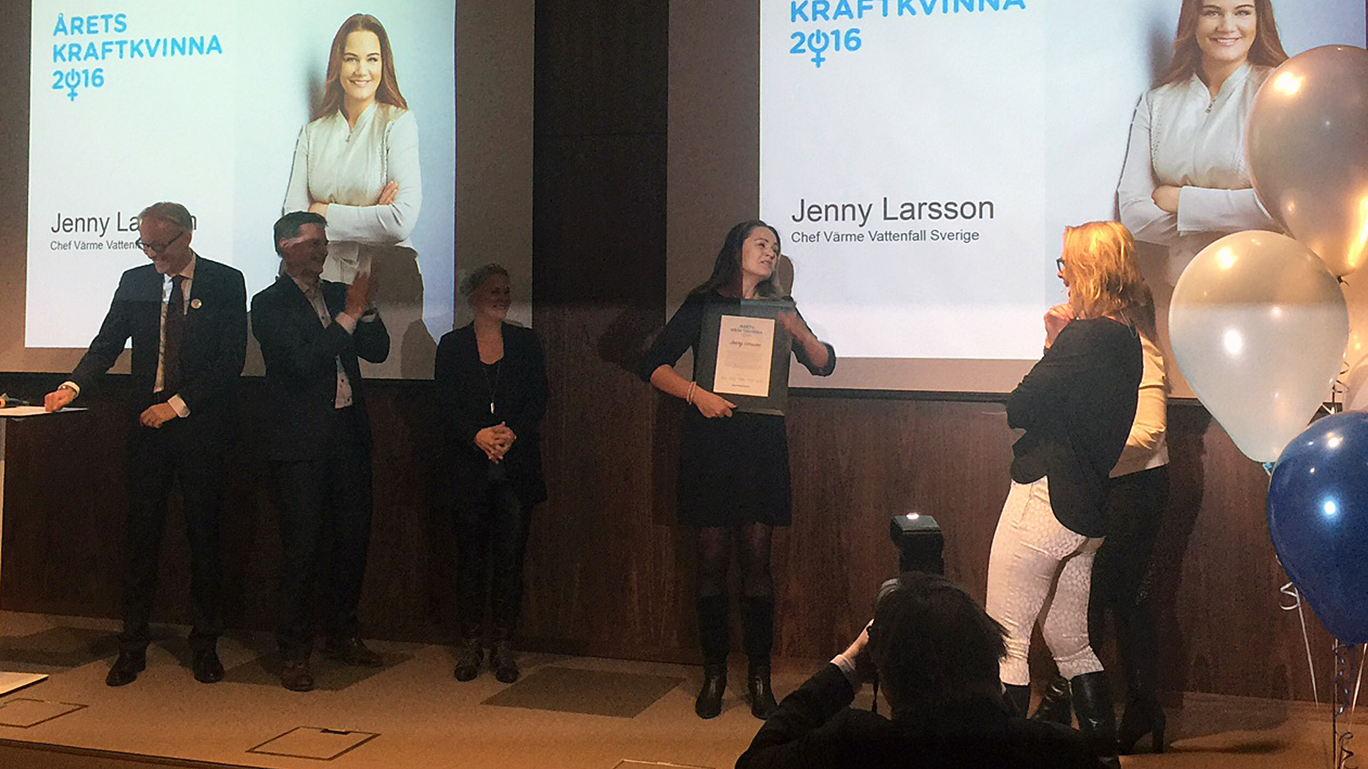 Jenny Larsson tar emot priset som Årets Kraftkvinna