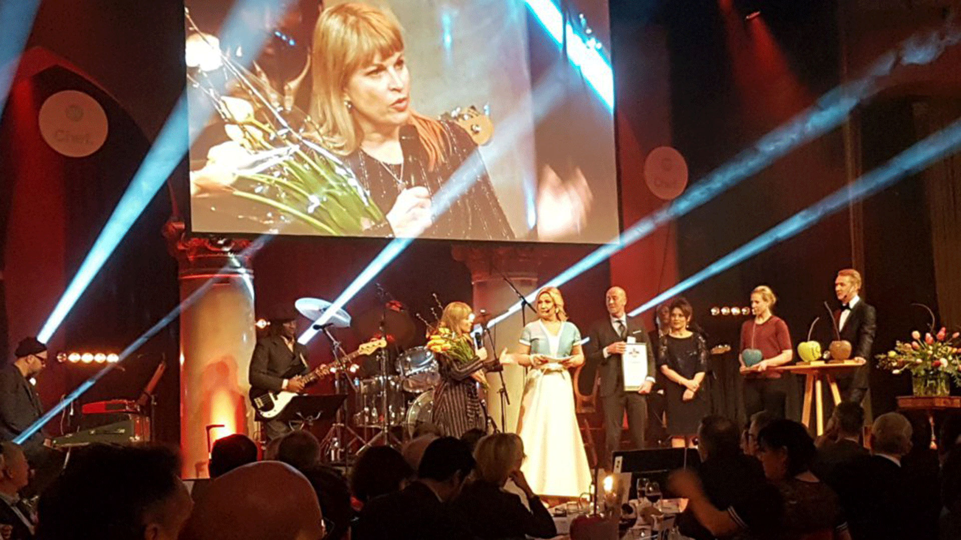 Annika Viklund tar emot priset som "Årets Mångfaldschef 2017"