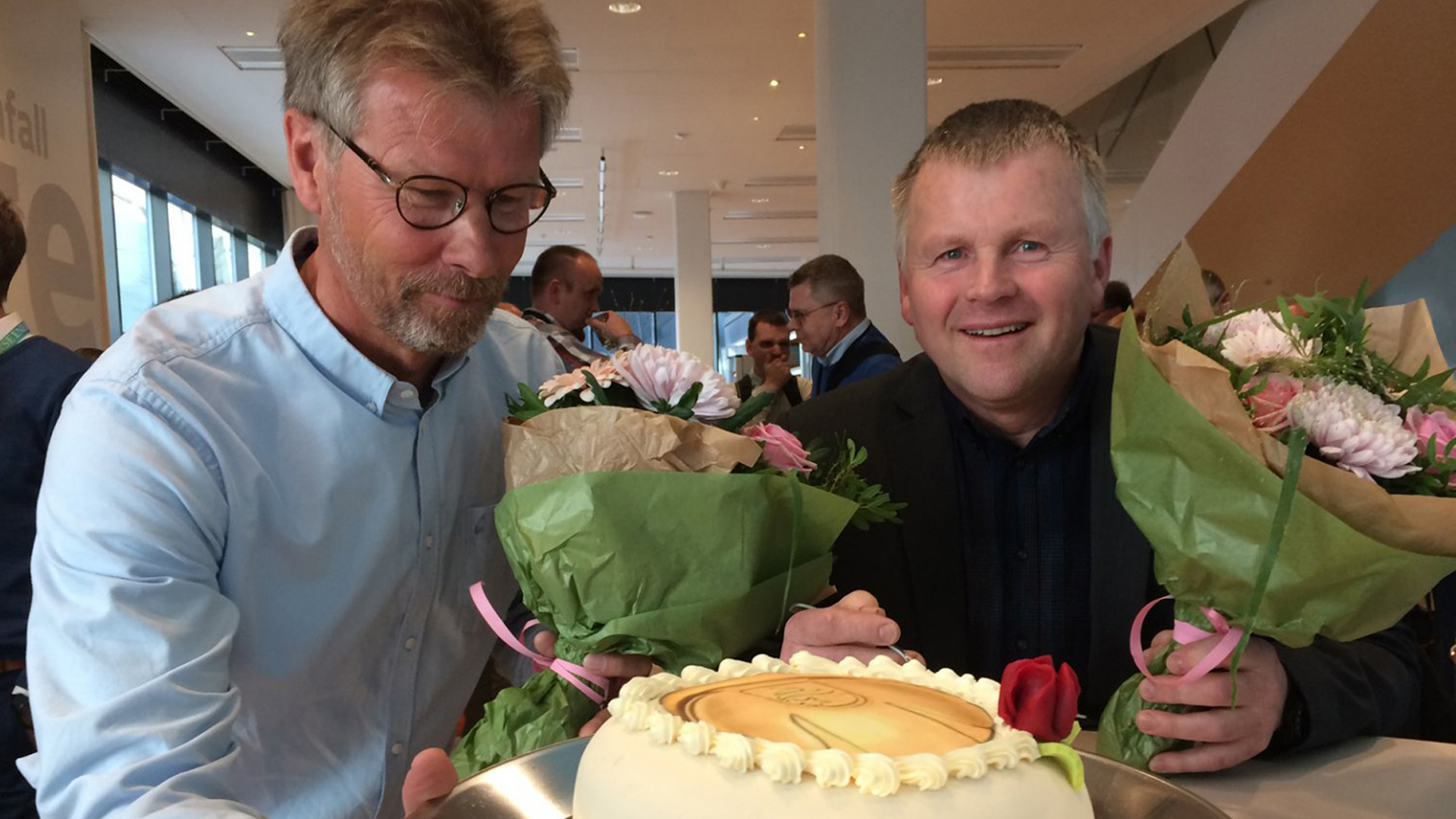 Pristagarna Rickard Strand och Mats Westberg med tårta och blommor