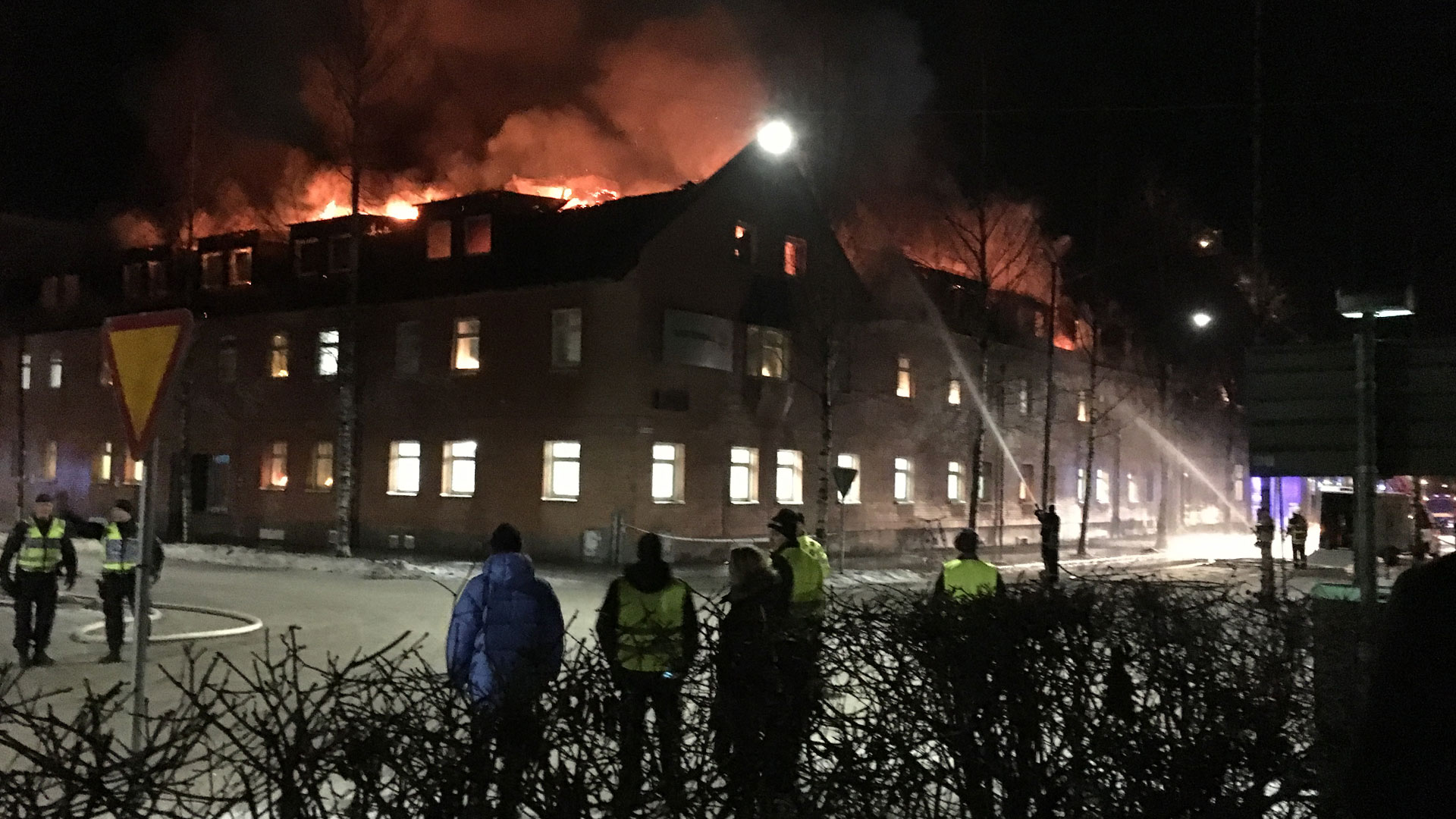 Släckningsarbete vid branden på Vattenfalls kontor i Umeå