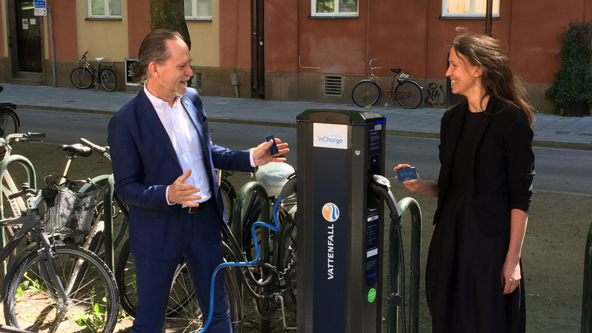Stockholms trafikborgarråd Daniel Helldén och Susanna Hurtig, Nordenchef Vattenfall E-mobility, vid laddstolpe på den nya laddgatan för elbilar i Stockholm
