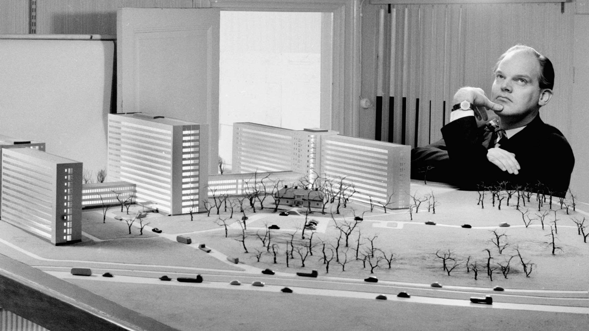 The architect Sven Danielsson by his model of the Råcksta office. Photo: Lennart Nilsson