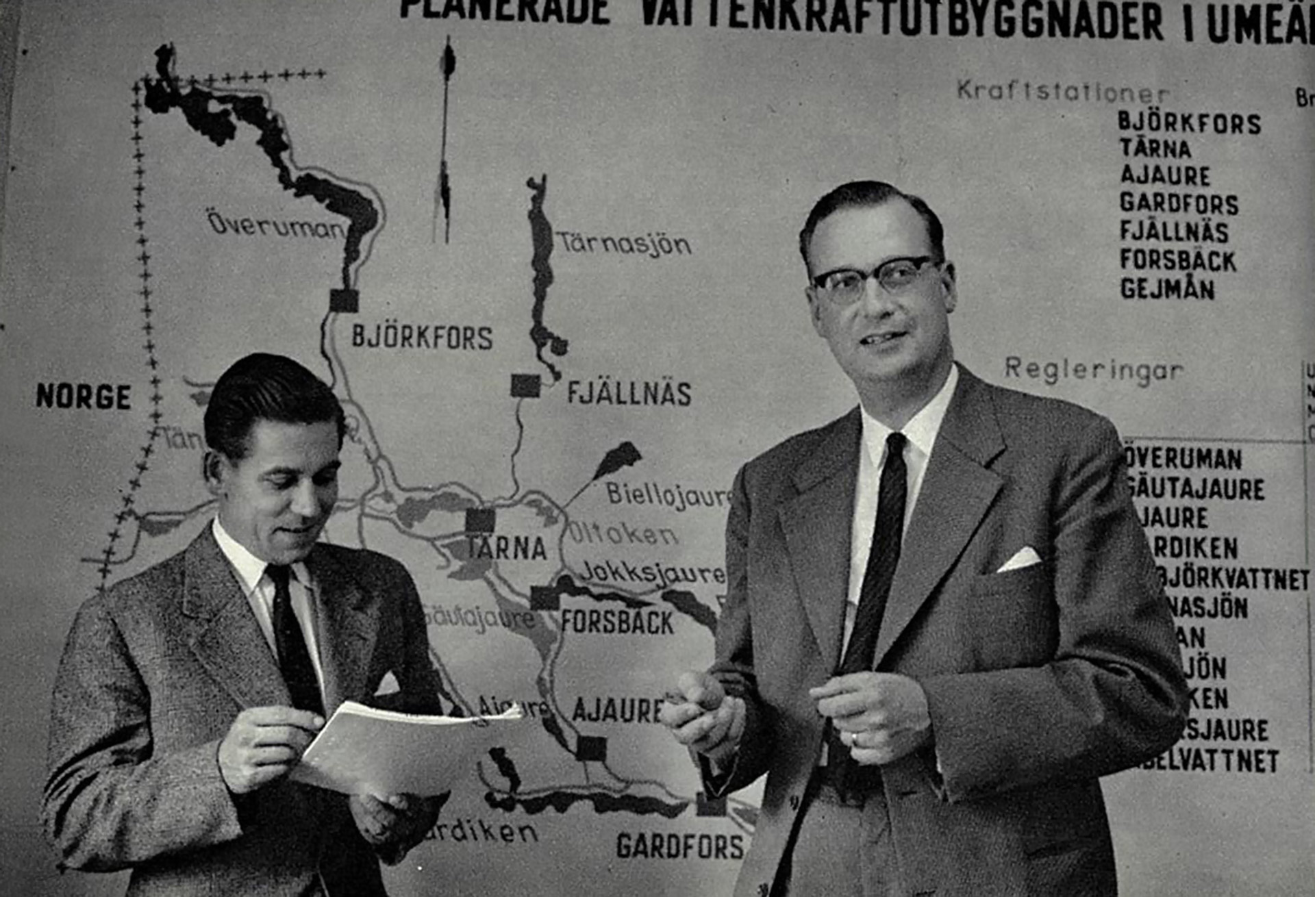 Två män framför karta över planerade vattenkraftutbyggnader i Umeälven. Foto: Lennart Nilsson