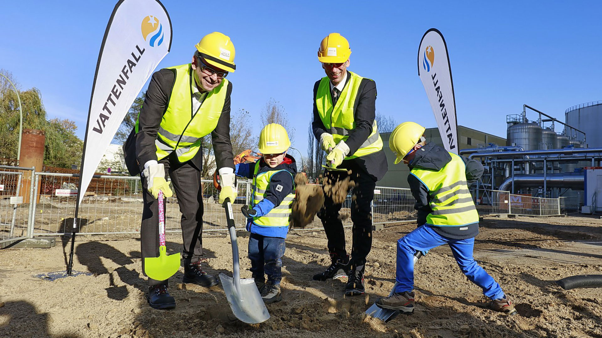 Stefan Tidow och Gunther Müller tar tillsammans med två barn första spadtaget till nya kraft-till-värme-anläggningen