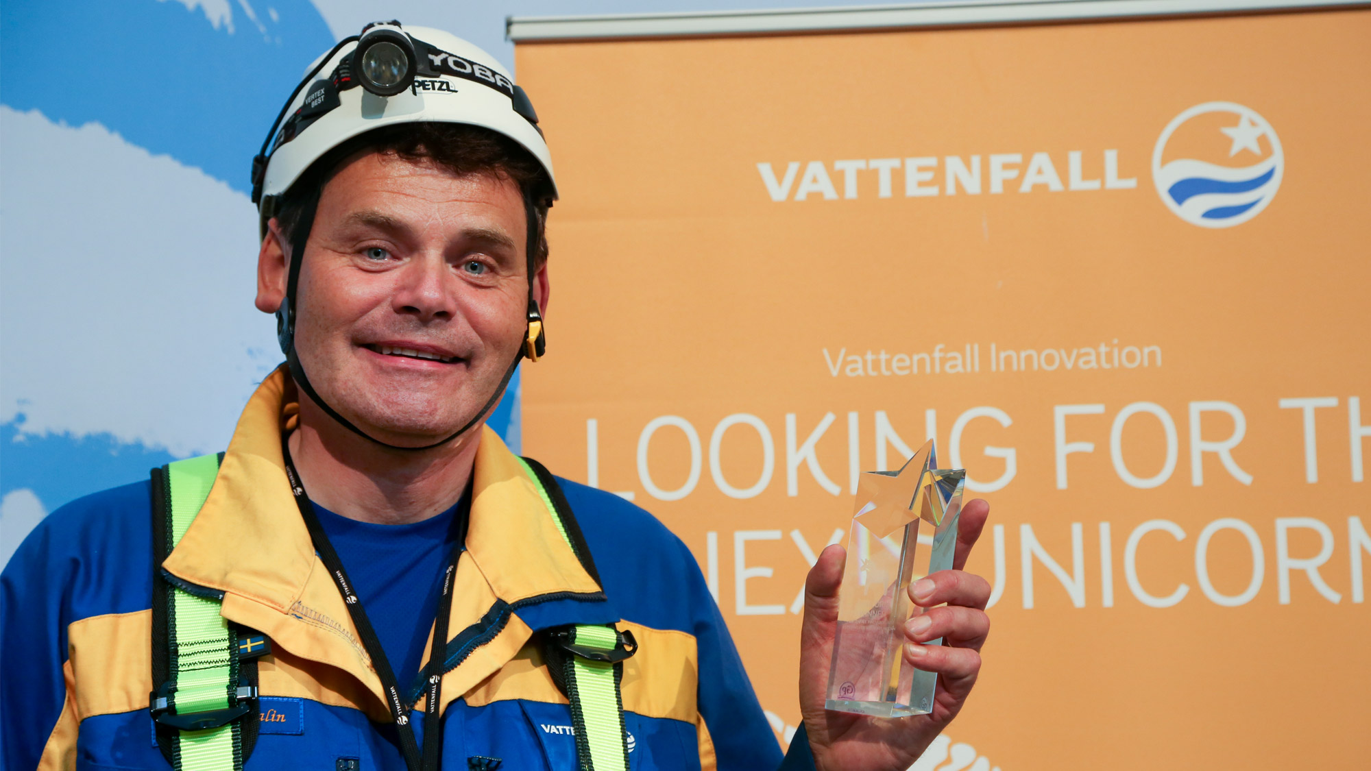 Thomas Stalin, vinnaren i Vattenfalls innovation-tävling, med sitt pris. Foto: Elisabeth Redlig