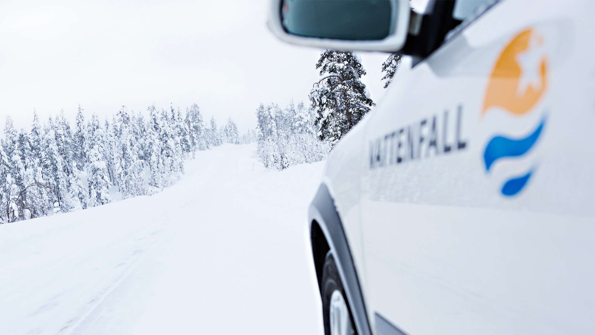 En bil från Vattenfall på en snöig skogsväg