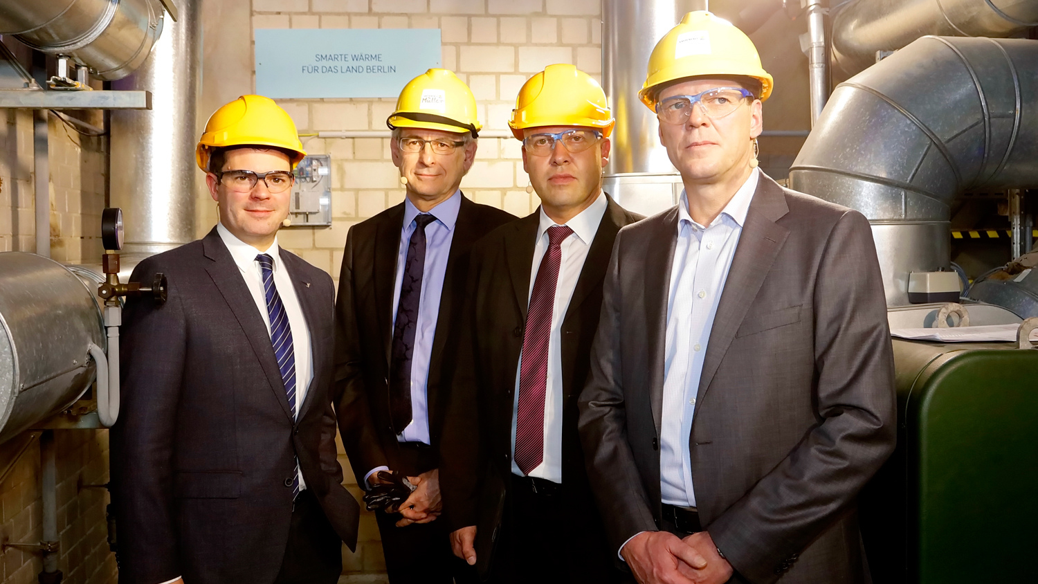 caption=Från vänster till höger: Björn Böhning (chef för Berlins senatskansli), Gunther Müller (Vattenfall Wärmes vd), Raul Fuchs (marknads- och försäljningschef vid Samson), Alf Geßner (Vattenfall District Heating Network Manager).