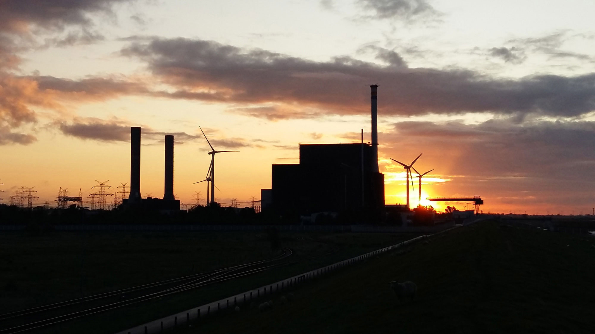 Kärnkraftverket Brunsbüttel i skymningen