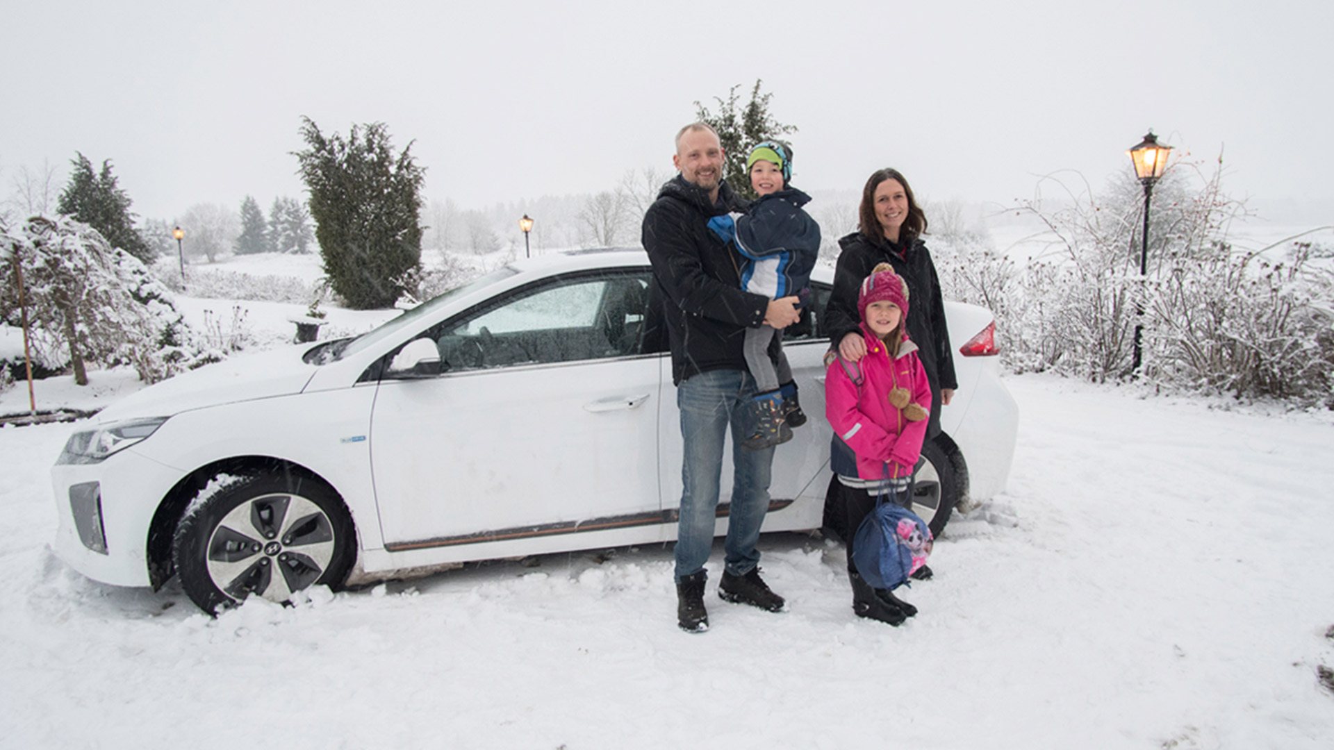 Familjen Widelund-Raine i Enköping samlad framför ebilen